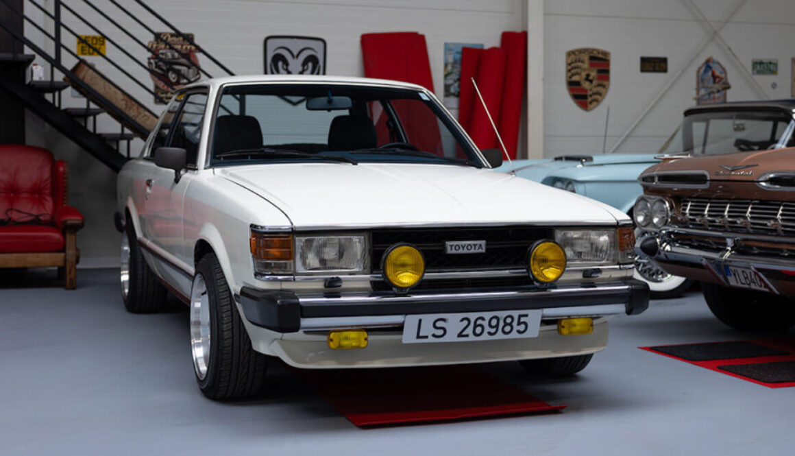 Toyota Carina DeLuxe Coupe 1979 - widok z przodu i prawego boku