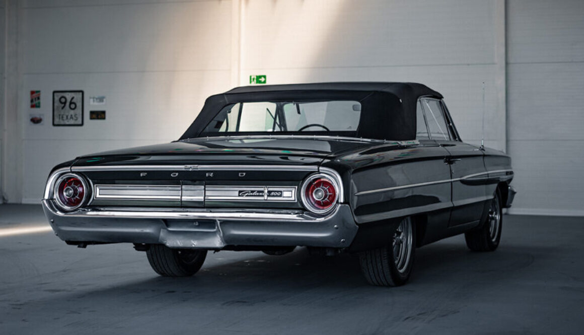 Ford Galaxie Convertible 1964 - widok z tyłu i prawego boku