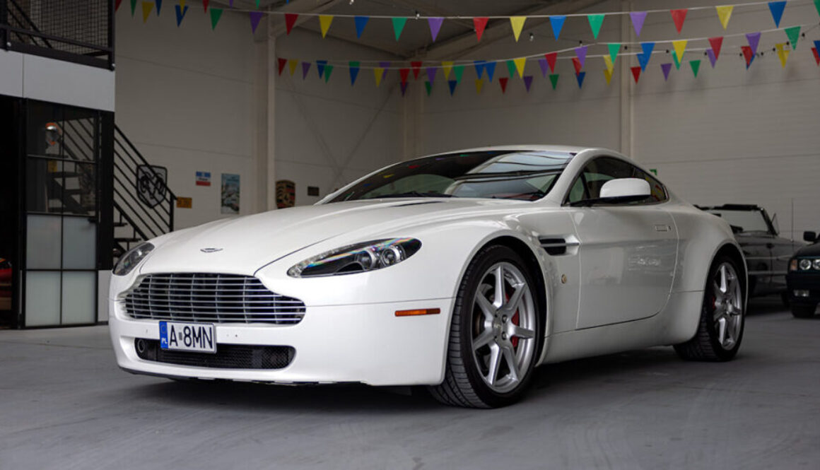 Aston Martin Vantage 2008 - widok z przodu i lewego boku