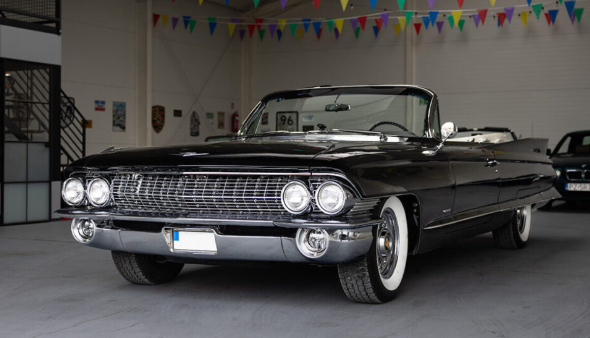 Cadillac Series 62 1961 - widok z przodu i lewego boku