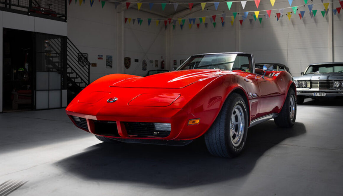 Chevrolet Corvette Stingray 1974 - widok z przodu i lewego boku