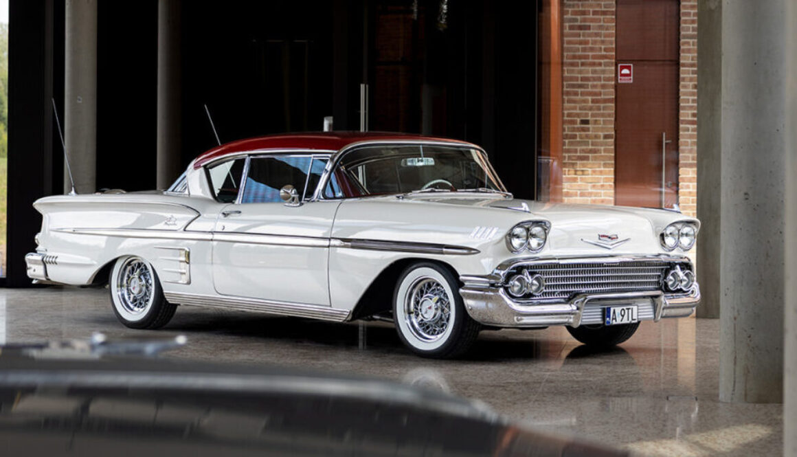 Chevrolet Impala Sport Coupe 1958 - widok z przodu i prawego boku