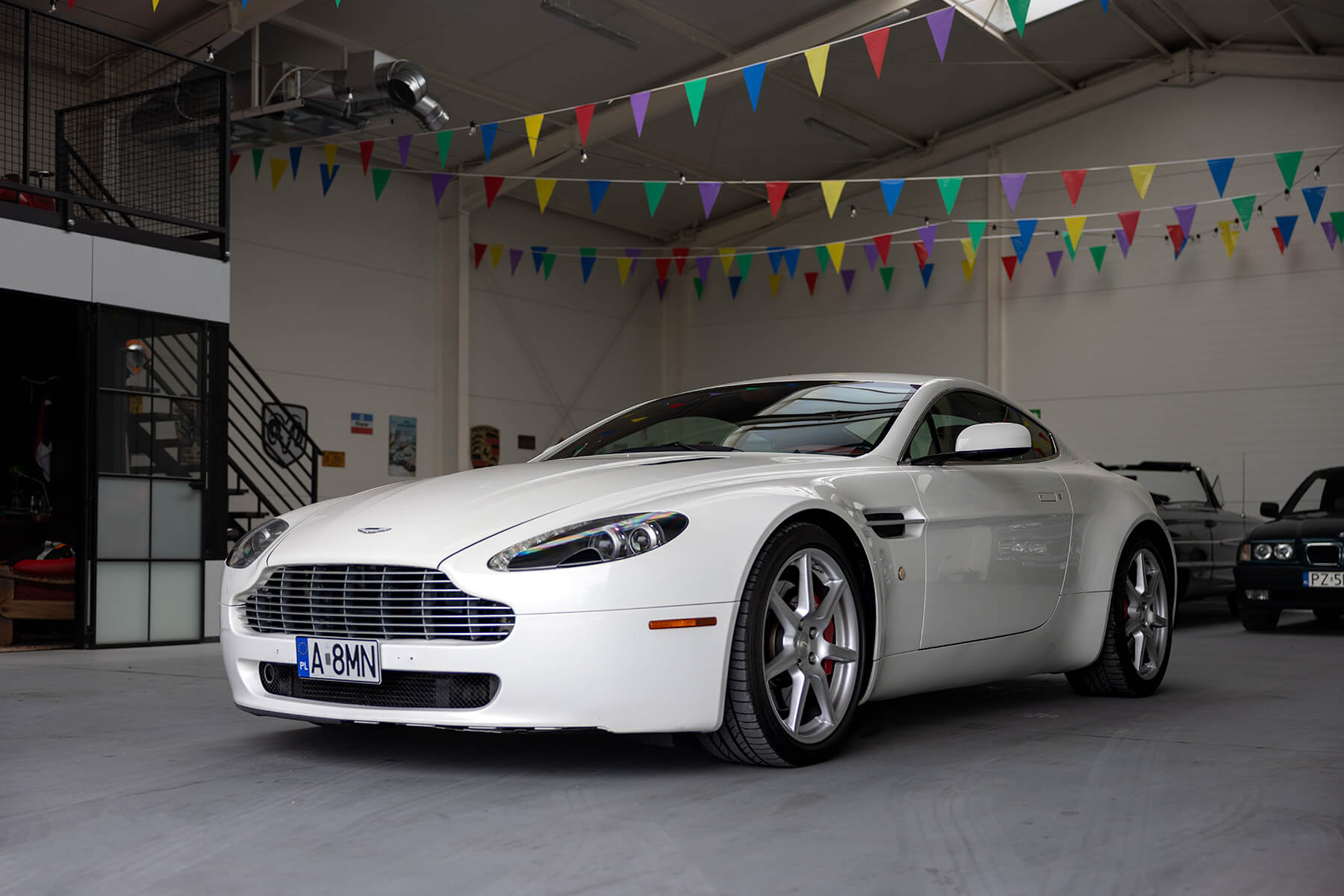 Aston Martin Vantage 2008 - widok z przodu i lewego boku