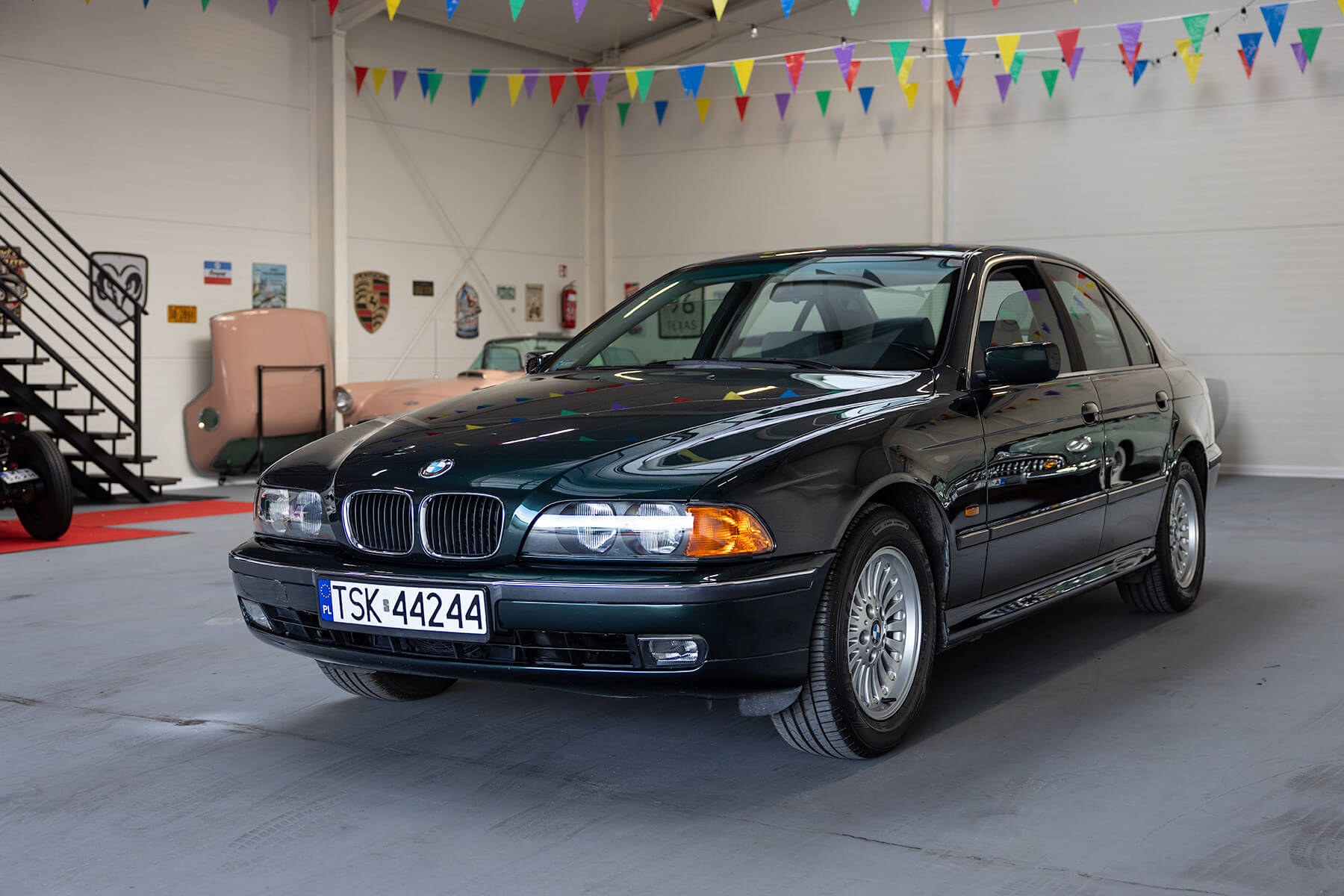 BMW 523i 2000 - widok z przodu i lewego boku