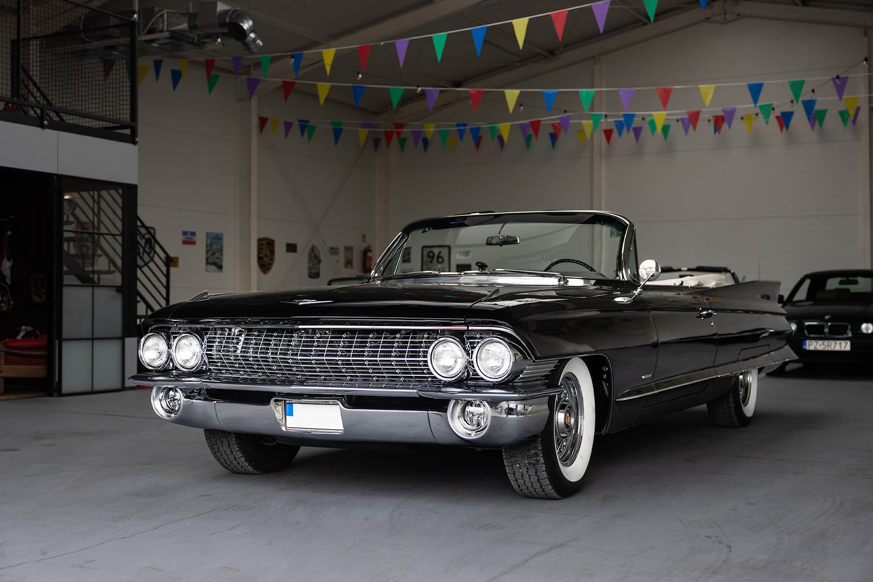 Cadillac Series 62 1961 - widok z przodu i lewego boku