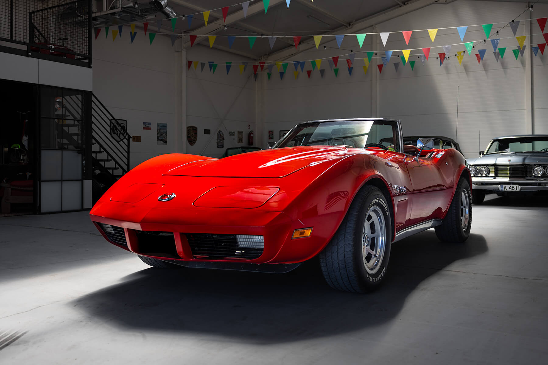 Chevrolet Corvette Stingray 1974 - widok z przodu i lewego boku