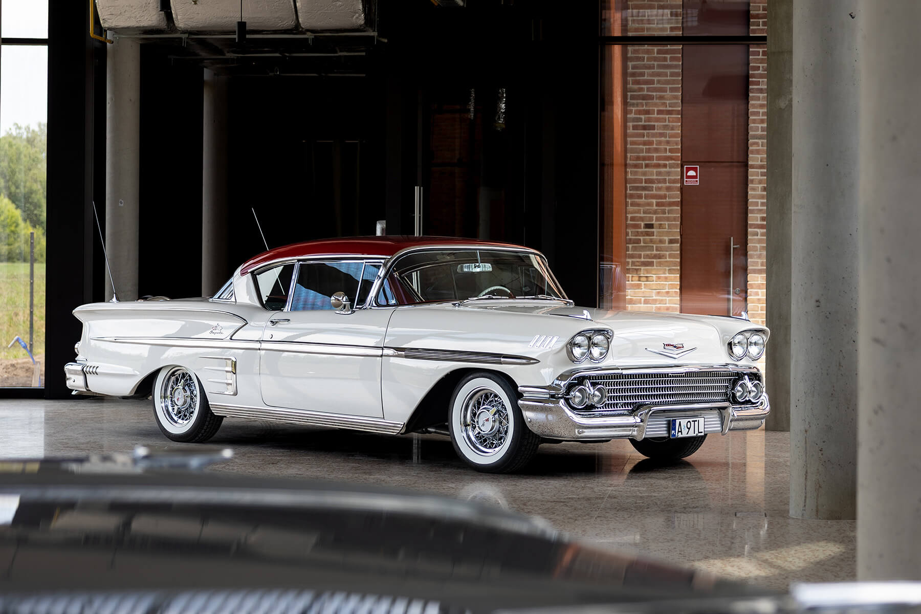 Chevrolet Impala Sport Coupe 1958 - widok z przodu i prawego boku