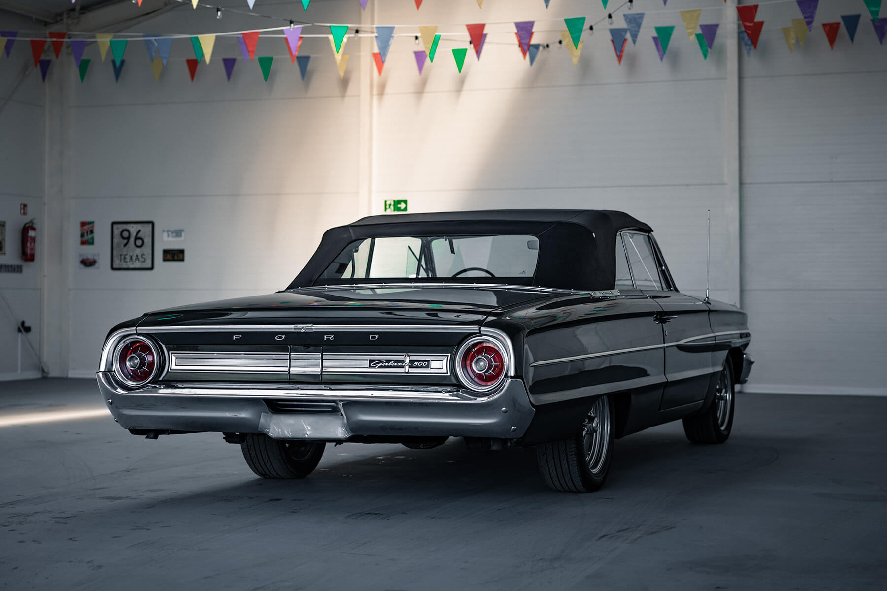 Ford Galaxie Convertible 1964 - widok z tyłu i prawego boku