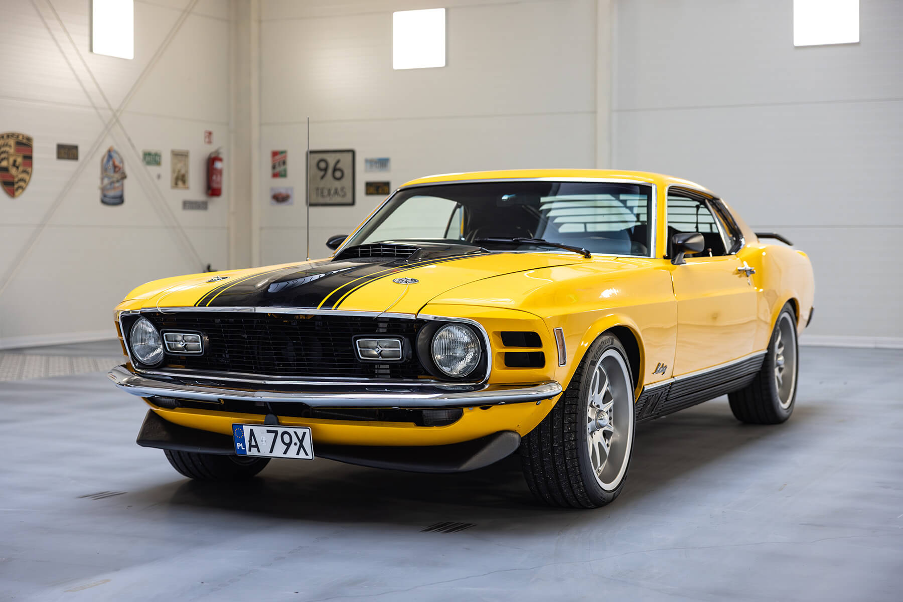Ford Mustang Mach1 1970 - widok z przodu i lewego boku