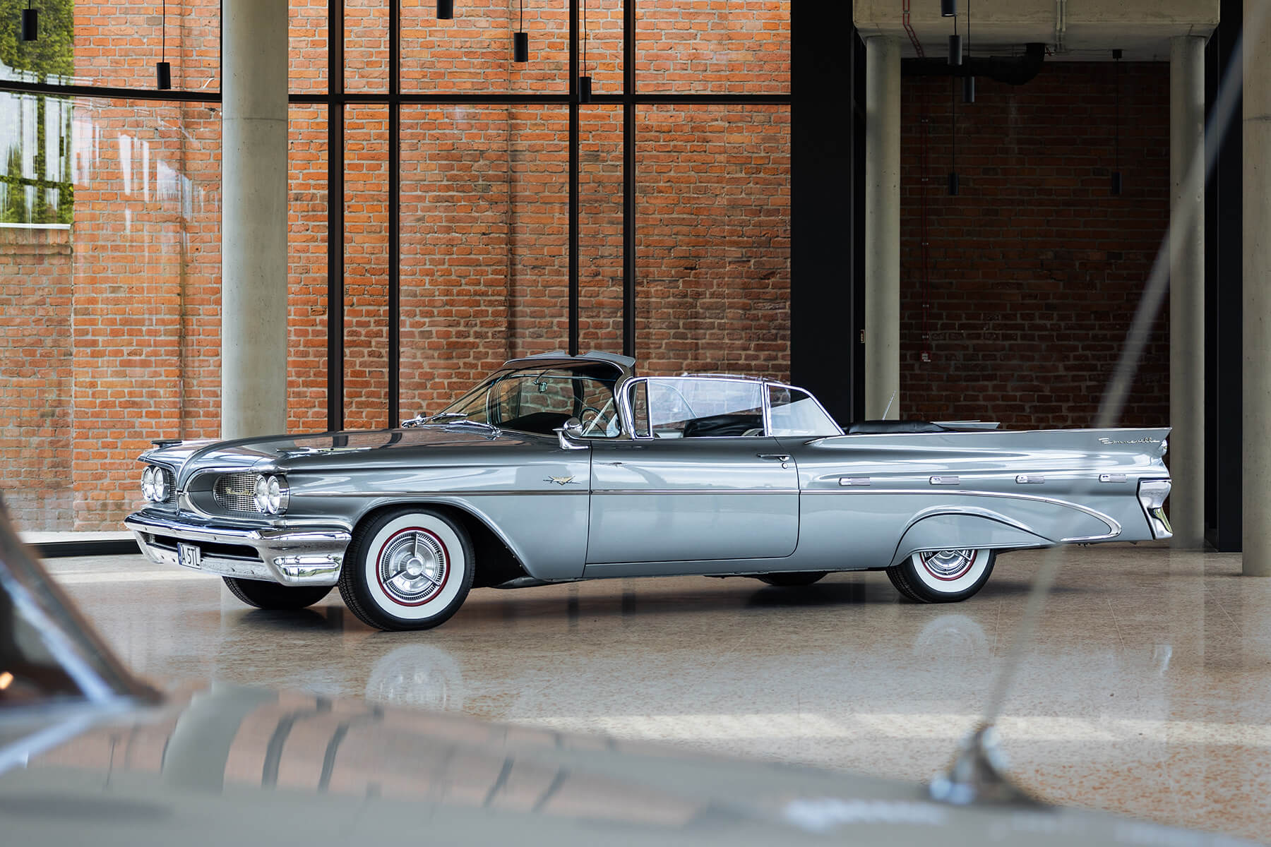 Pontiac Bonneville Convertible 1959 - widok z przodu i lewego boku