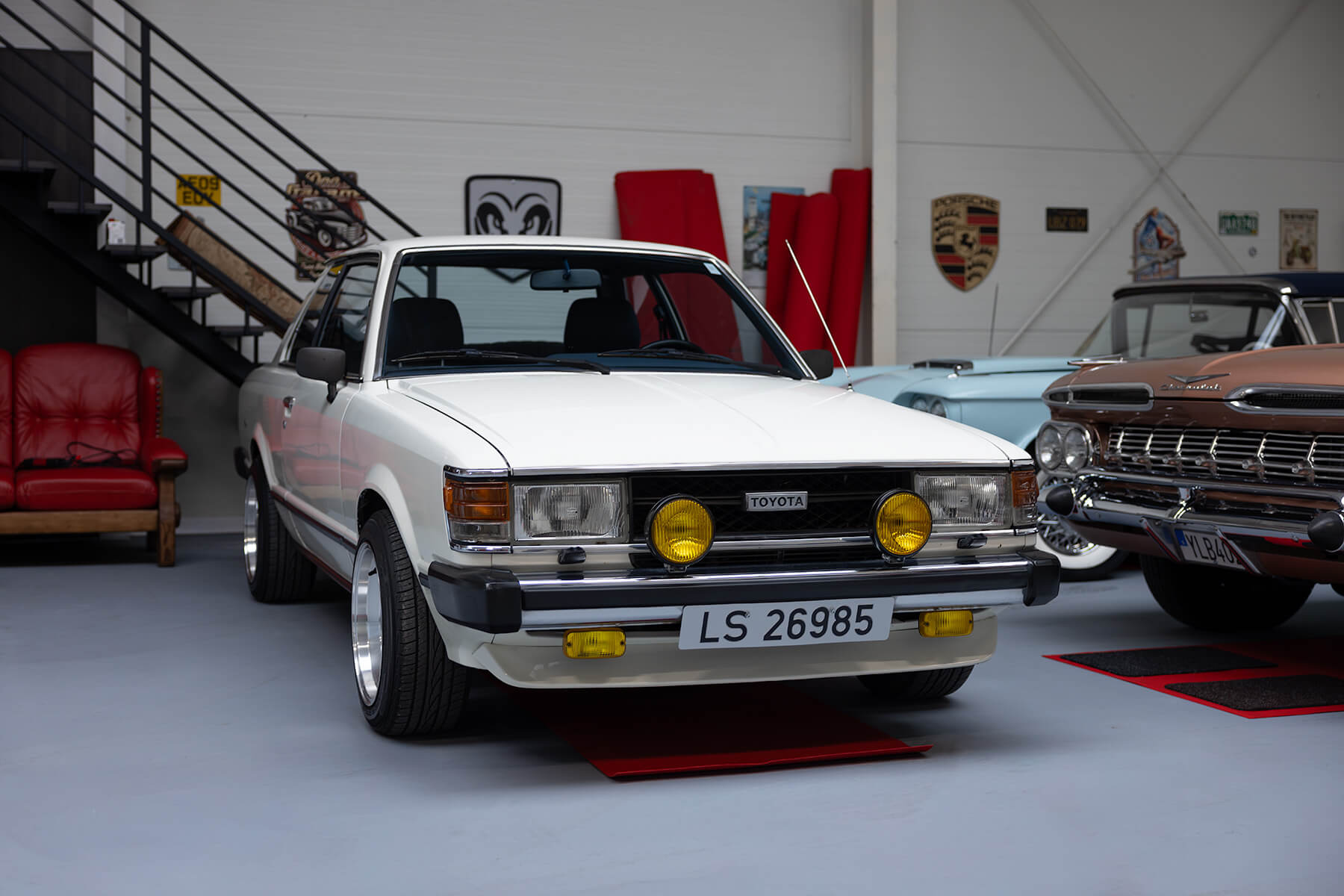 Toyota Carina DeLuxe Coupe 1979 - widok z przodu i prawego boku