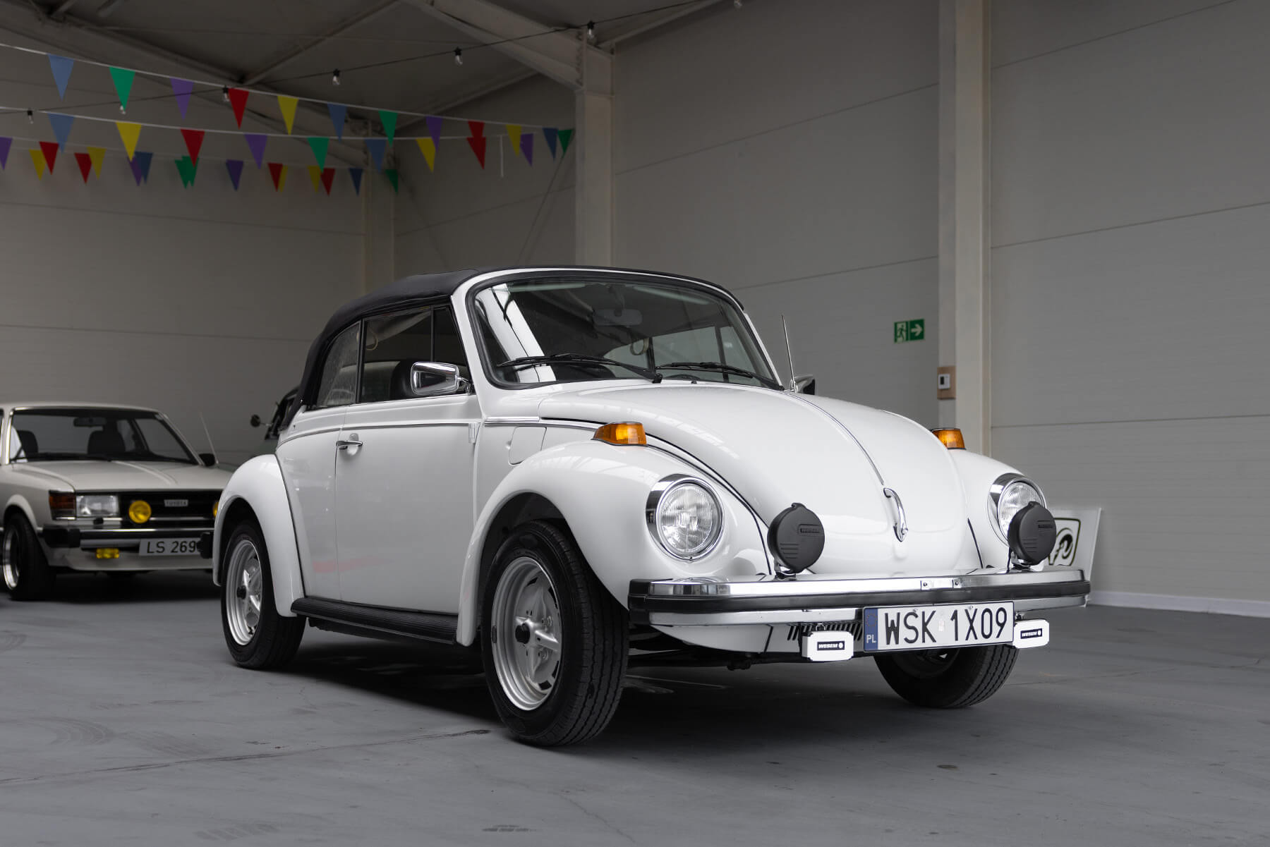 Volkswagen Garbus 1978 - widok z przodu i prawego boku