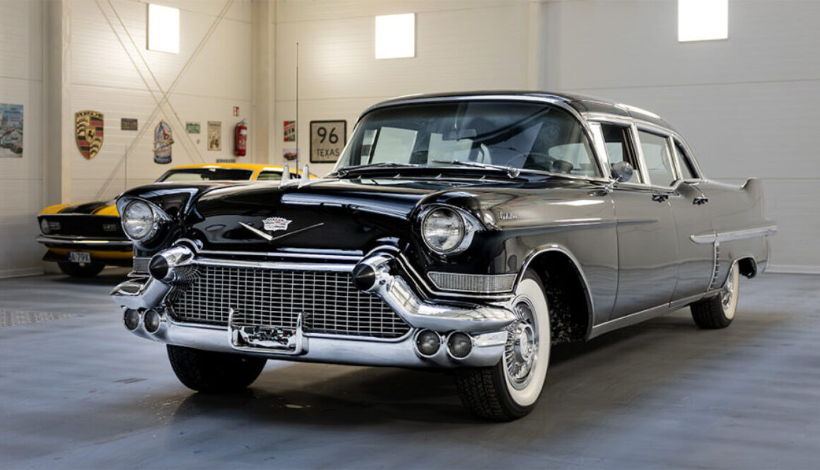 Cadillac Fleetwood Series 75 Limousine 1957 - widok z przodu i lewego boku