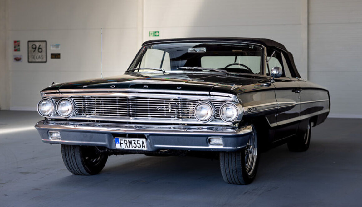 Ford Galaxie 500 1964 - widok z przodu i lewego boku