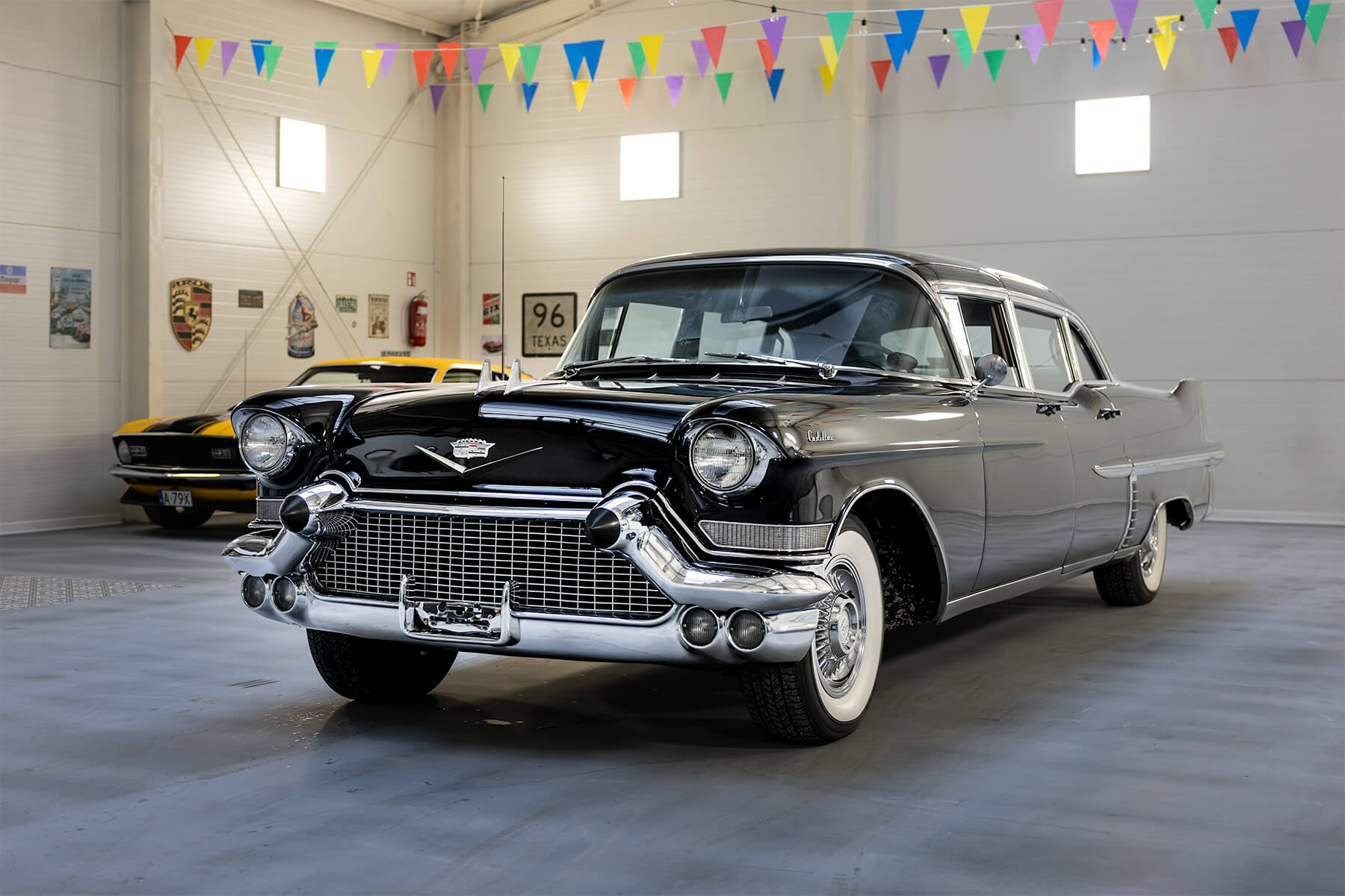 Cadillac Fleetwood Series 75 Limousine 1957 - widok z przodu i lewego boku