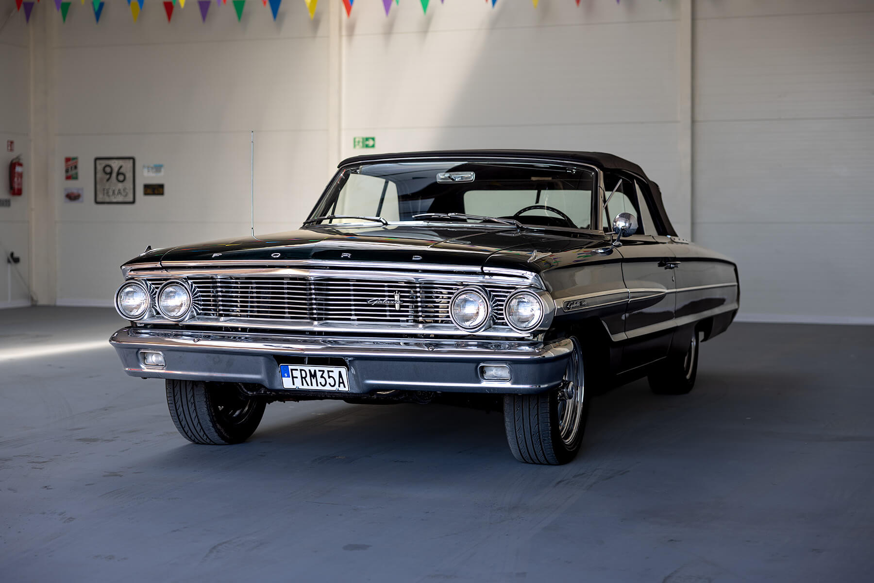 Ford Galaxie 500 1964 - widok z przodu i lewego boku