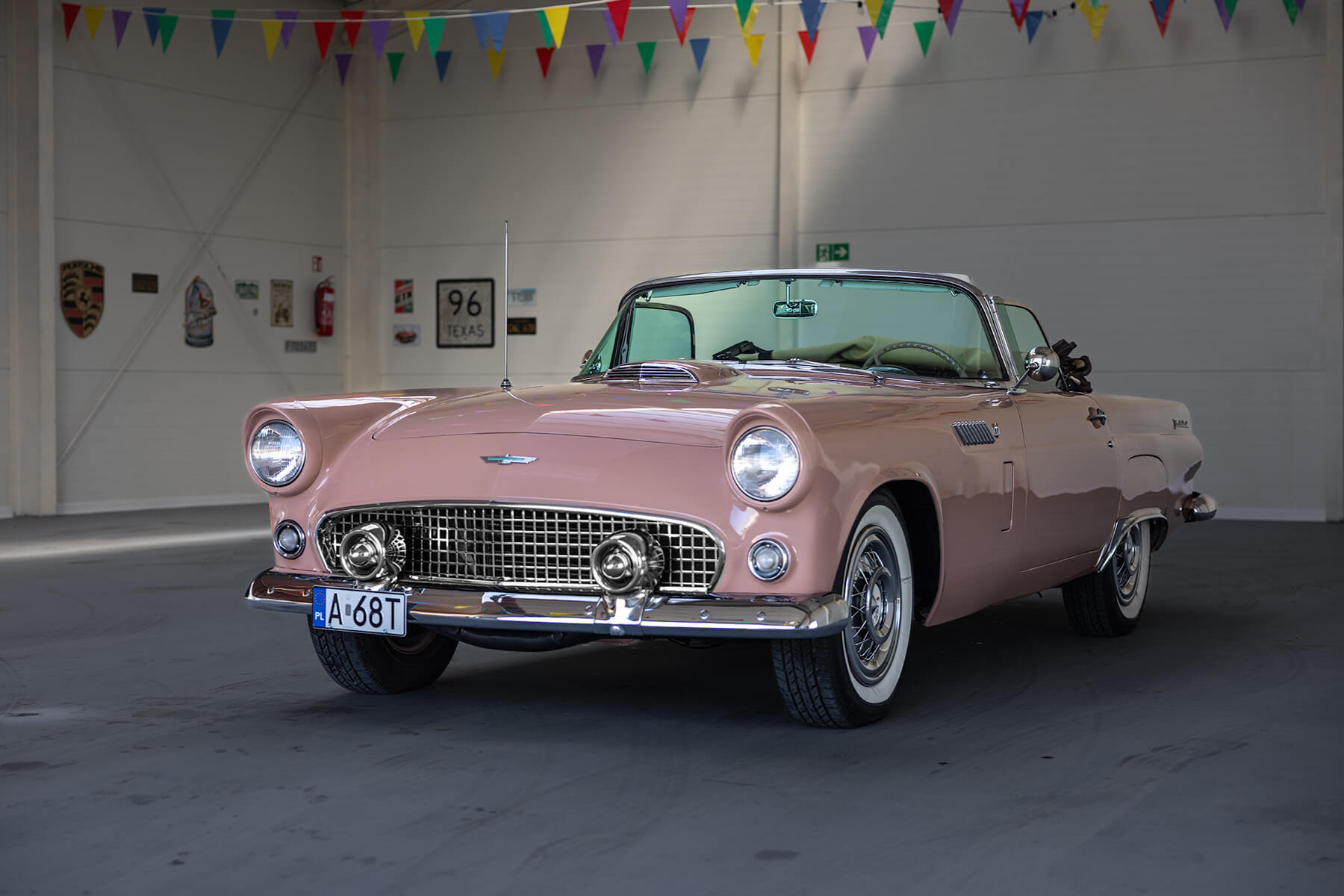 Ford Thunderbird 1956 - widok z przodu i lewego boku